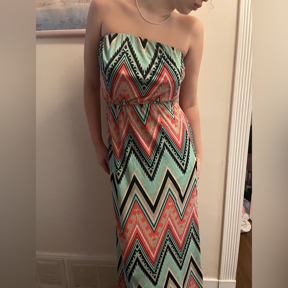 Patterned tiel long dress to my feet! Strapless and flowy. - Picture 2 of 2